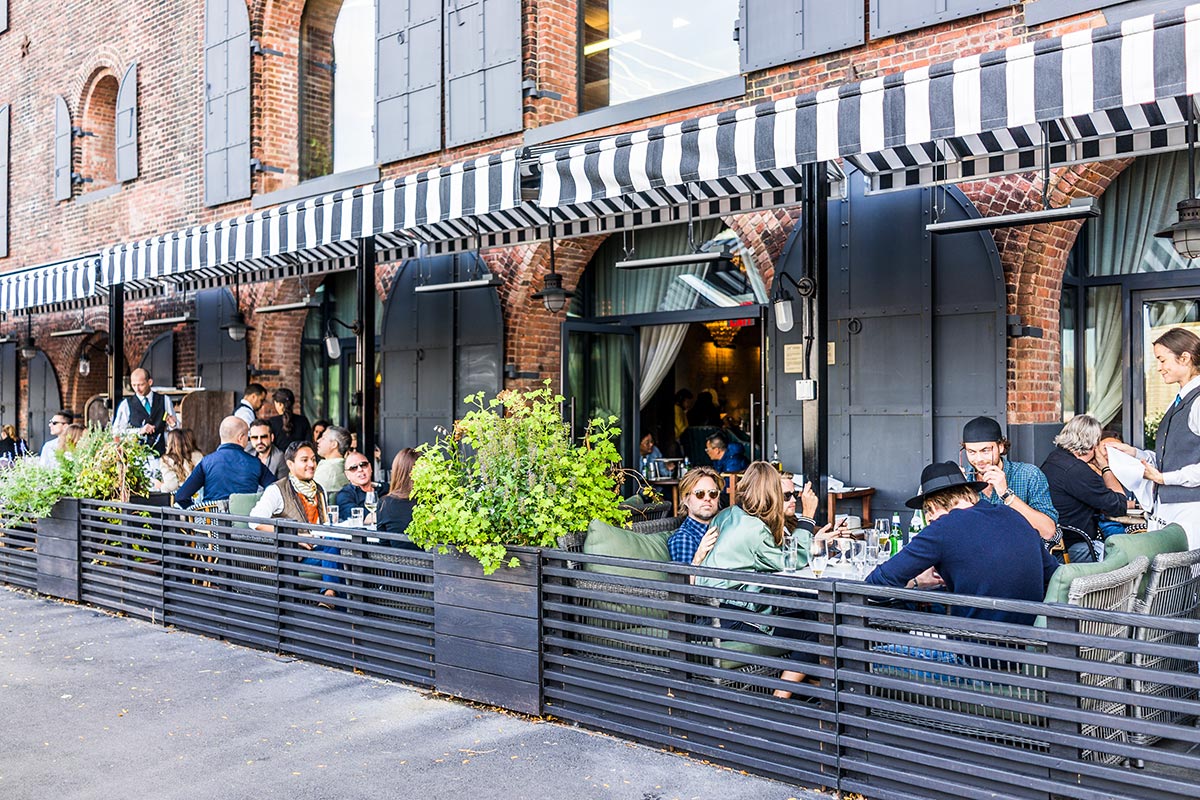 People enjoying outdoor dining in NYC