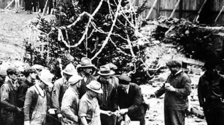 Italian immigrant laborers garlanded the 20-foot balsam fir at Rockefeller Center.