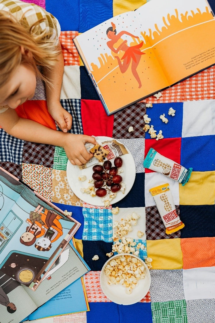 A child on a picnic blanket during a one-day sightseeing tour