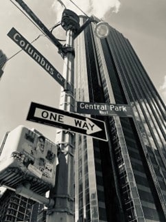 Straßenschild mit Columbus Circle darauf, gesehen in einem Reiseführer für New York City