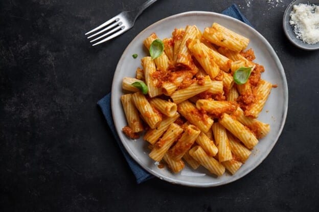 A plate of pasta with meat sauce eaten duringa one-day sightseeing tour