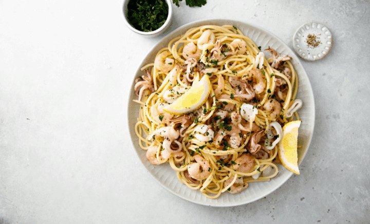 Un plato de pasta y camarones visto durante una guía de viajes de la ciudad de Nueva York.