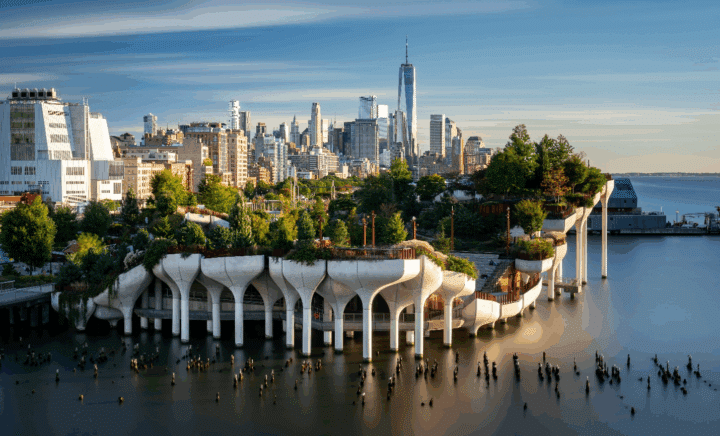 Grandes estructuras en el agua vistas durante la guía de viajes de la ciudad de Nueva York