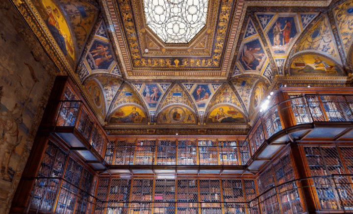 El interior de una biblioteca durante una guía de viajes por la ciudad de Nueva York