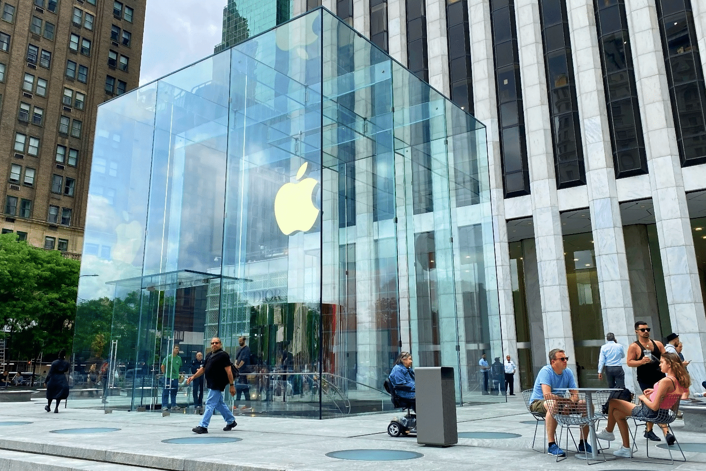 A large glass building for Apple