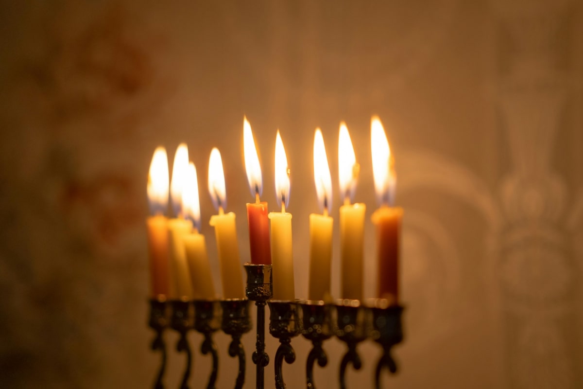 A picture of lighted candles