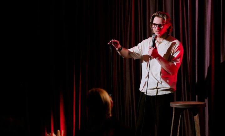 A picture of a stand-up comedian
